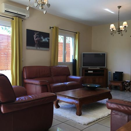 House With 5 Rooms In Etang Sale, With Wonderful Mountain View, Enclos Esterno foto