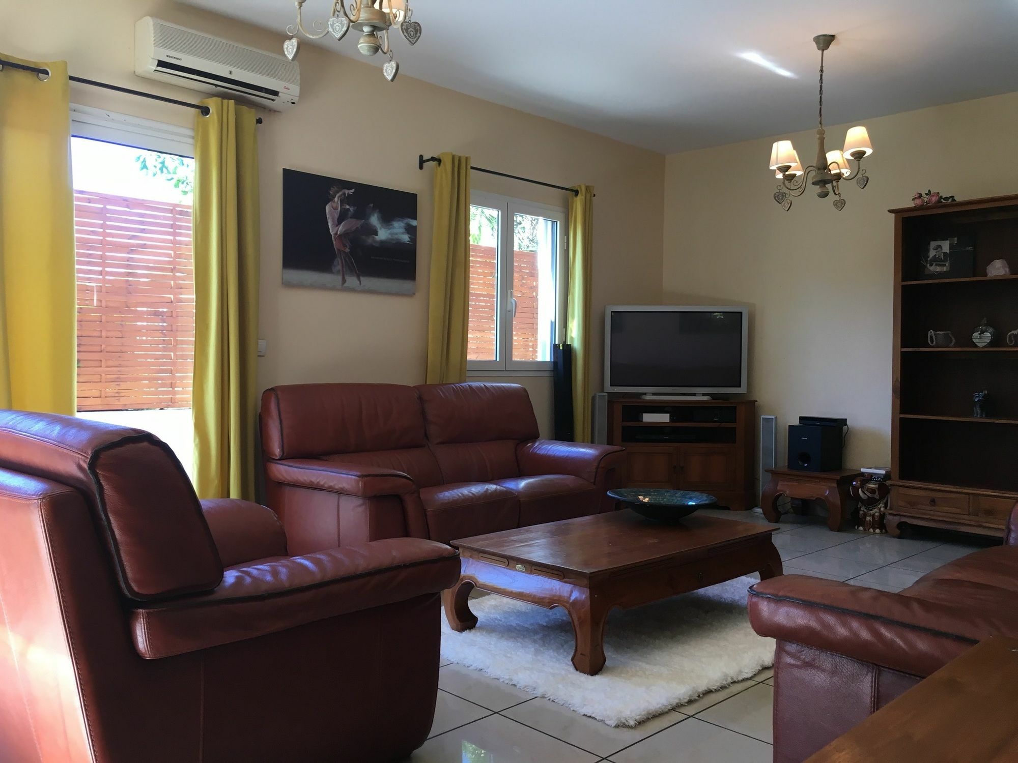 House With 5 Rooms In Etang Sale, With Wonderful Mountain View, Enclos Esterno foto
