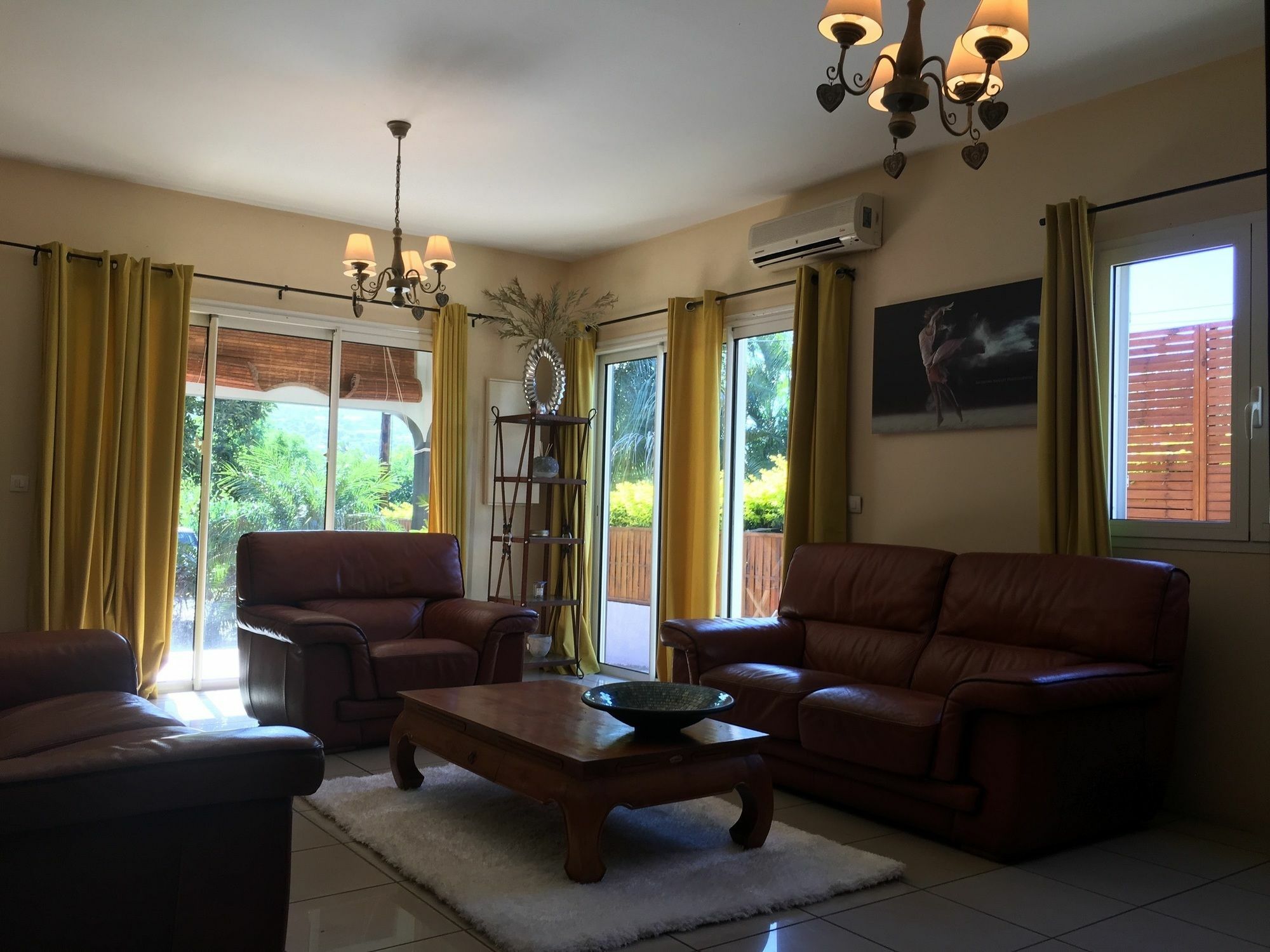 House With 5 Rooms In Etang Sale, With Wonderful Mountain View, Enclos Esterno foto